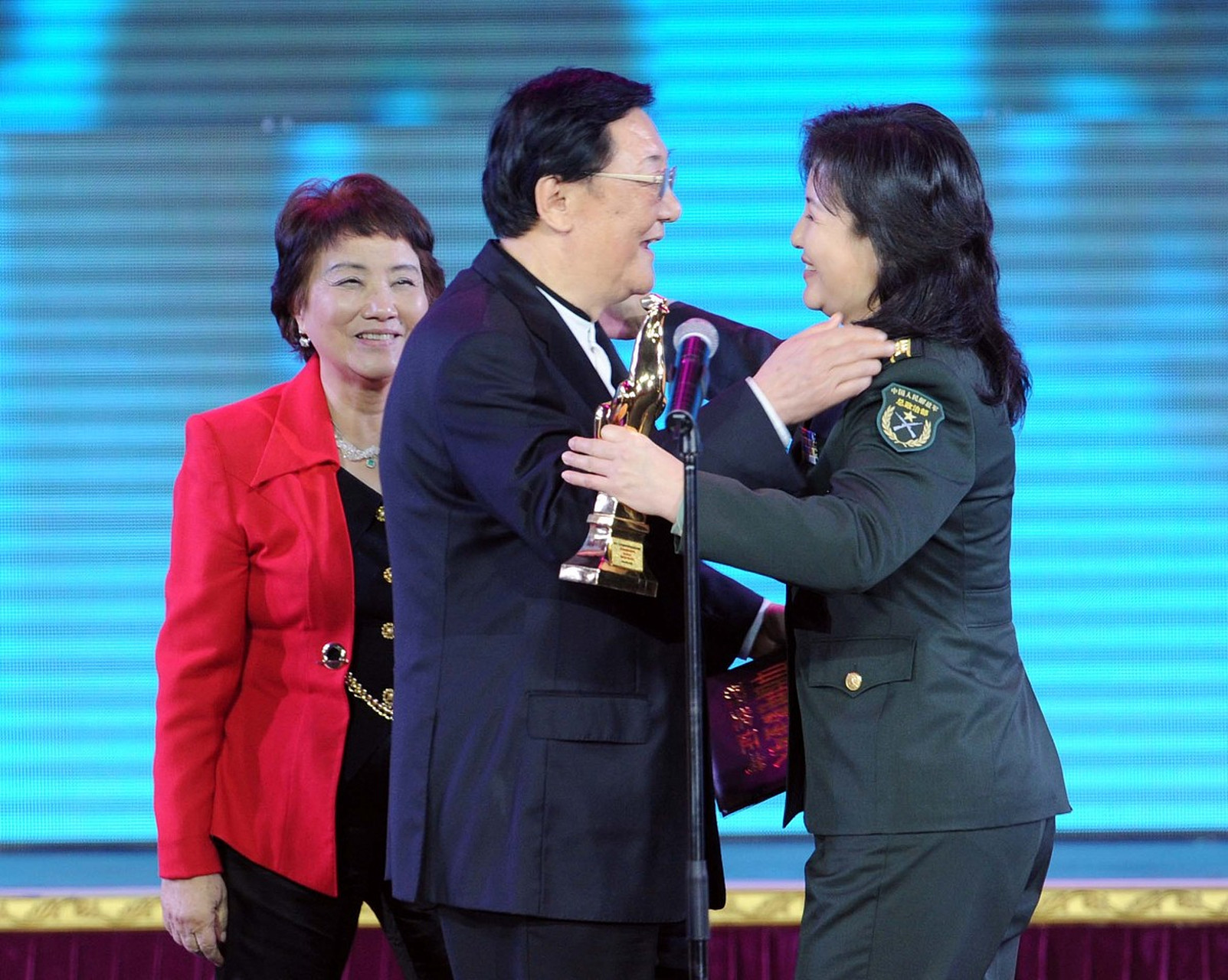 年轻时候的梦鸽也是个气质型美女,长相柔美,歌声空灵,跟李双江结婚