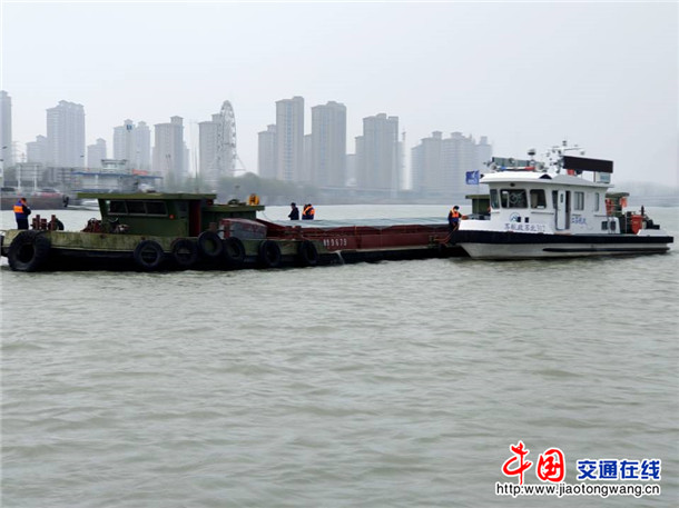 江苏泗阳船闸快速反应成功救助漏水船舶