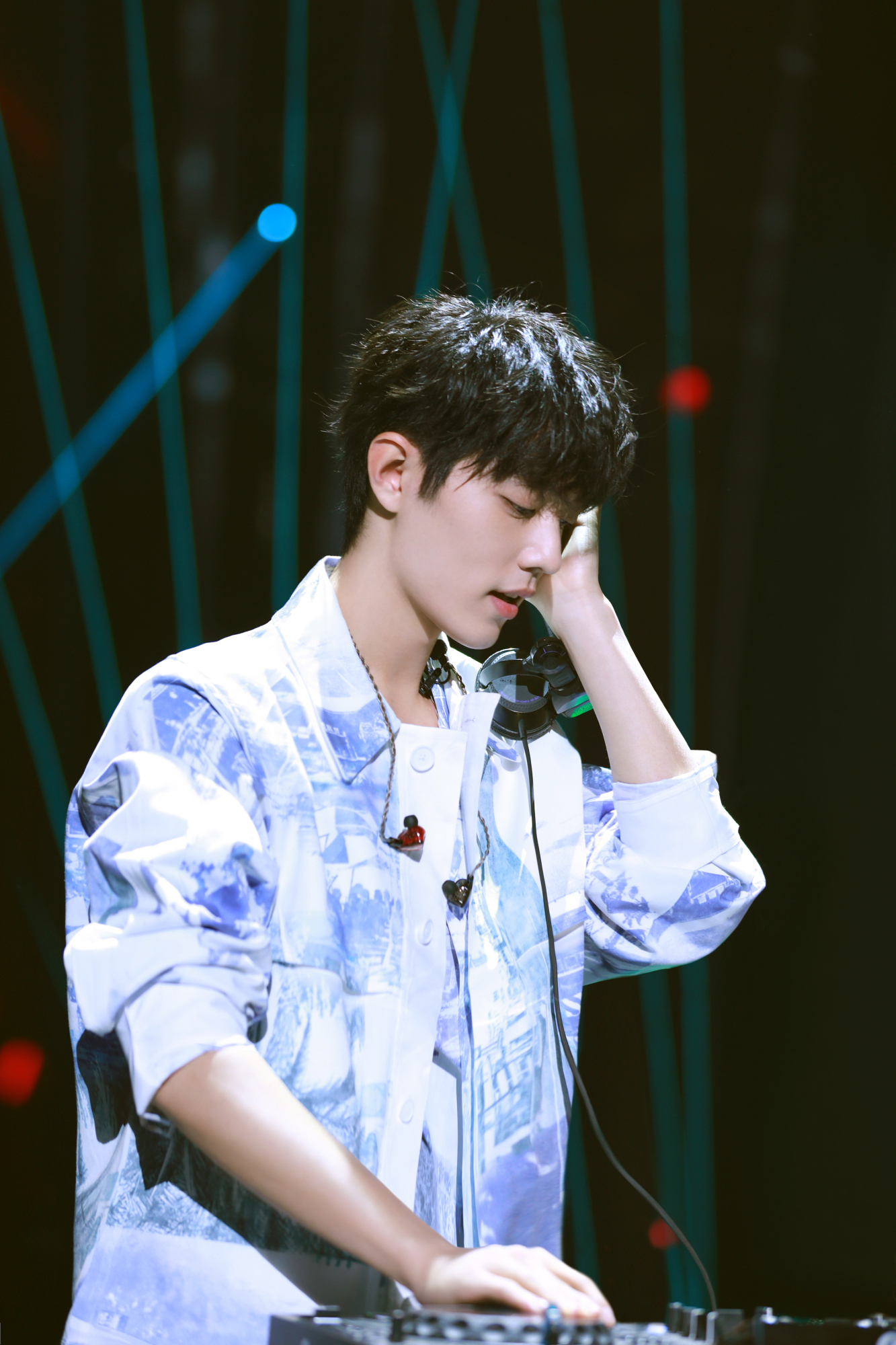 肖战最新造型上线,皮衣搭配马尾辫,变身舞池dj?