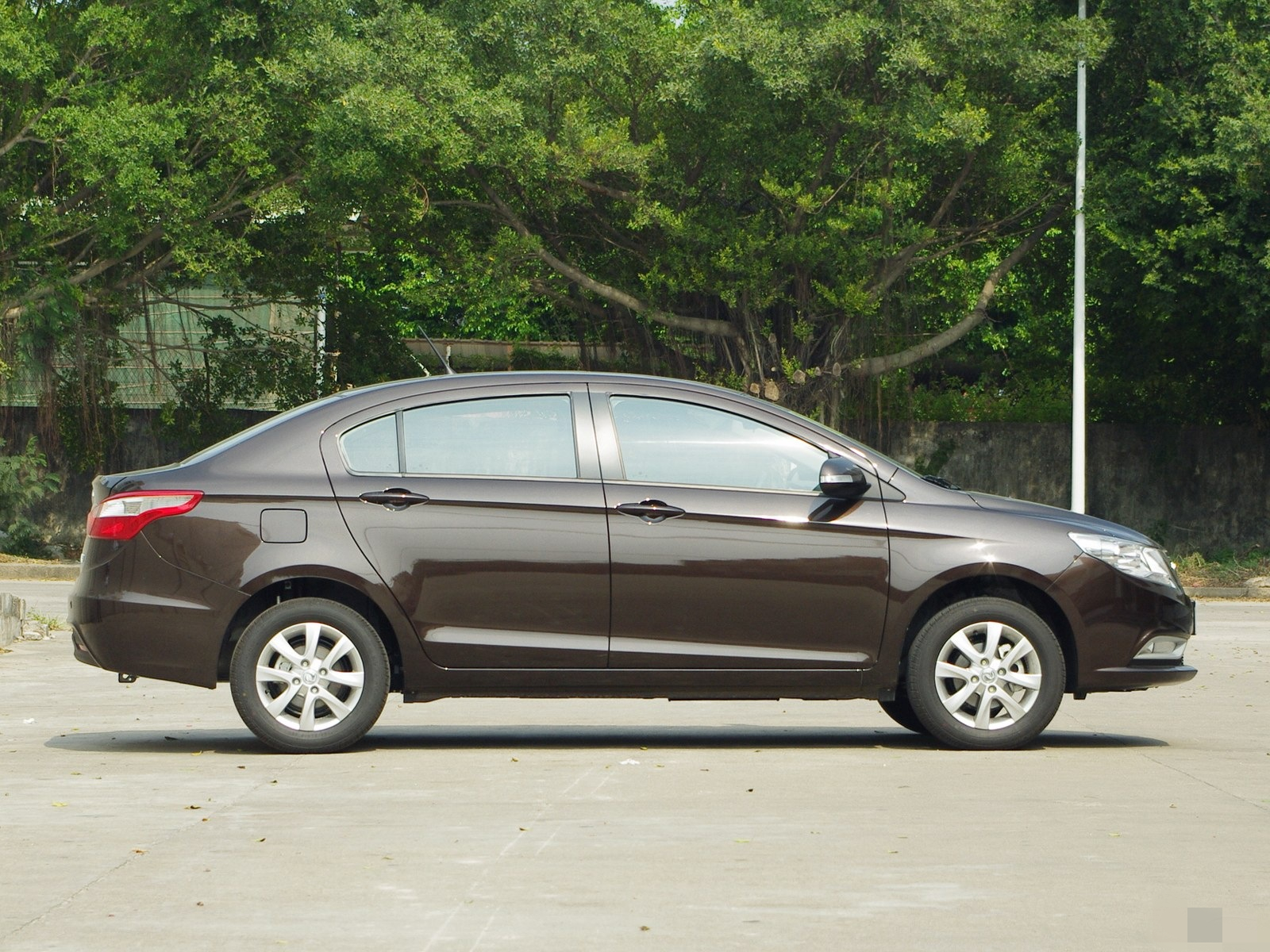 领你欣赏东风风神a30的霸气外观