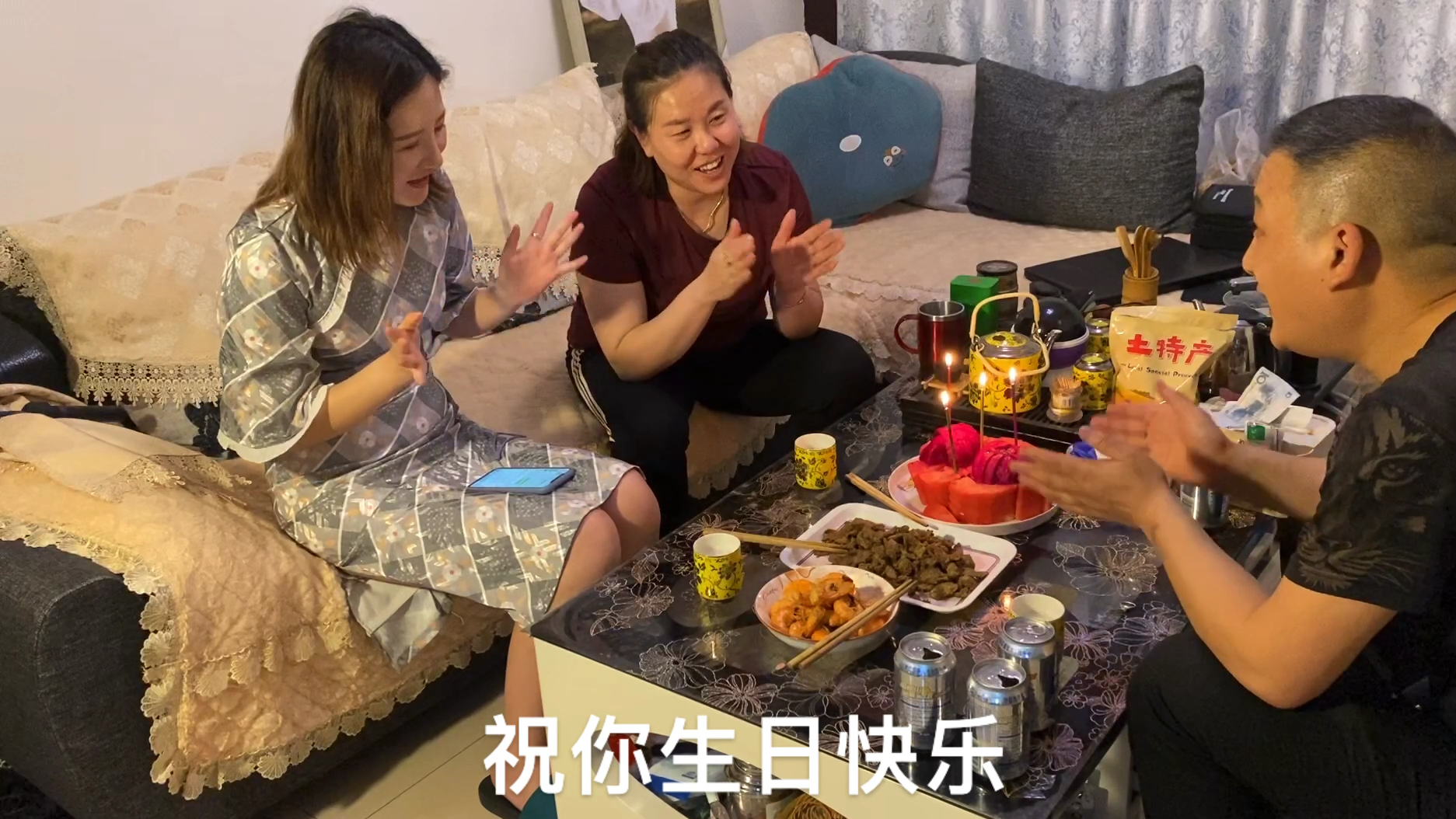 老婆生日啤酒大虾,孜然羊肉,水果蛋糕自制三口之家幸福
