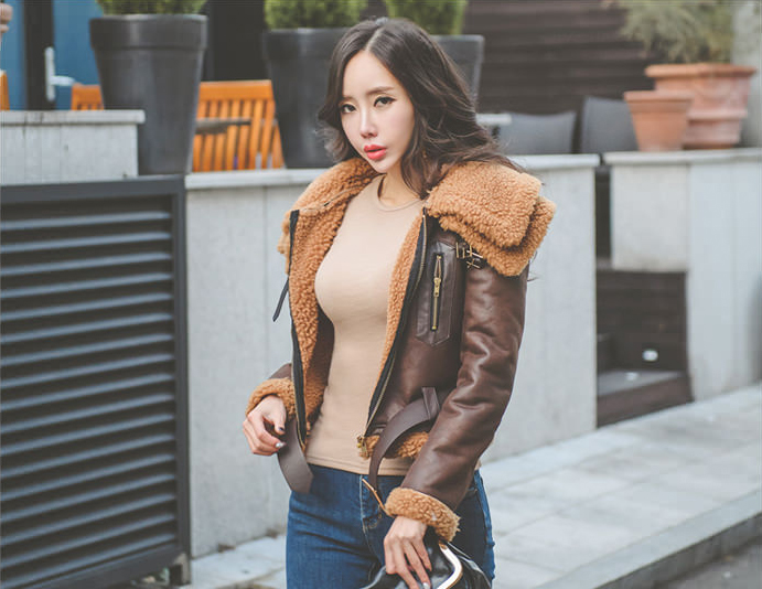 简约版型修身款显得帅气更时尚,是女性衣橱里必不可少的!