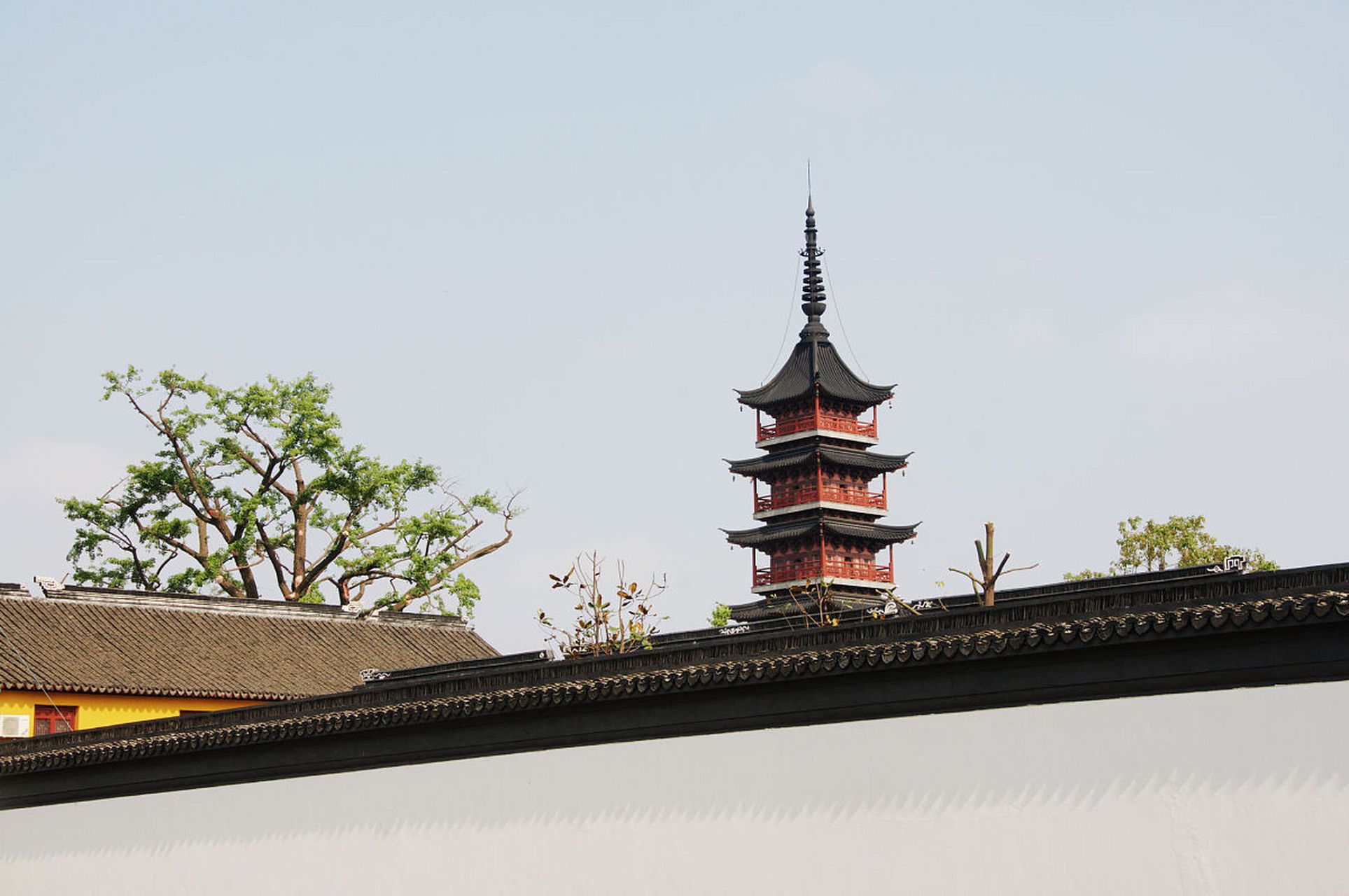 秦峰塔位于江苏苏州昆山千灯镇尚书浦西岸延福寺内,始建于梁天监二年