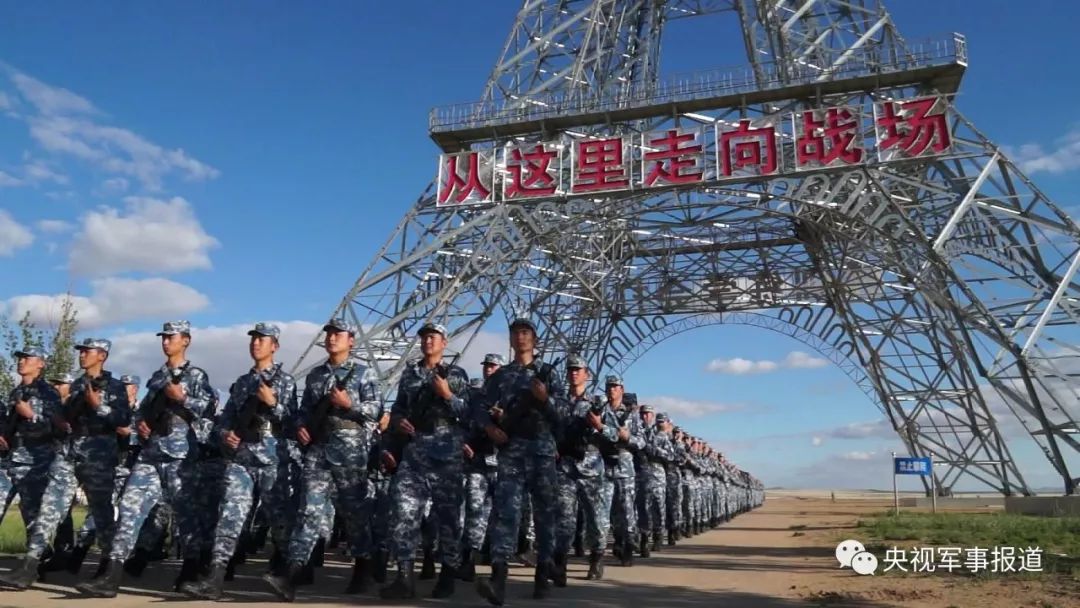 "中国第一蓝军旅"身着蓝迷彩心系"红军"强