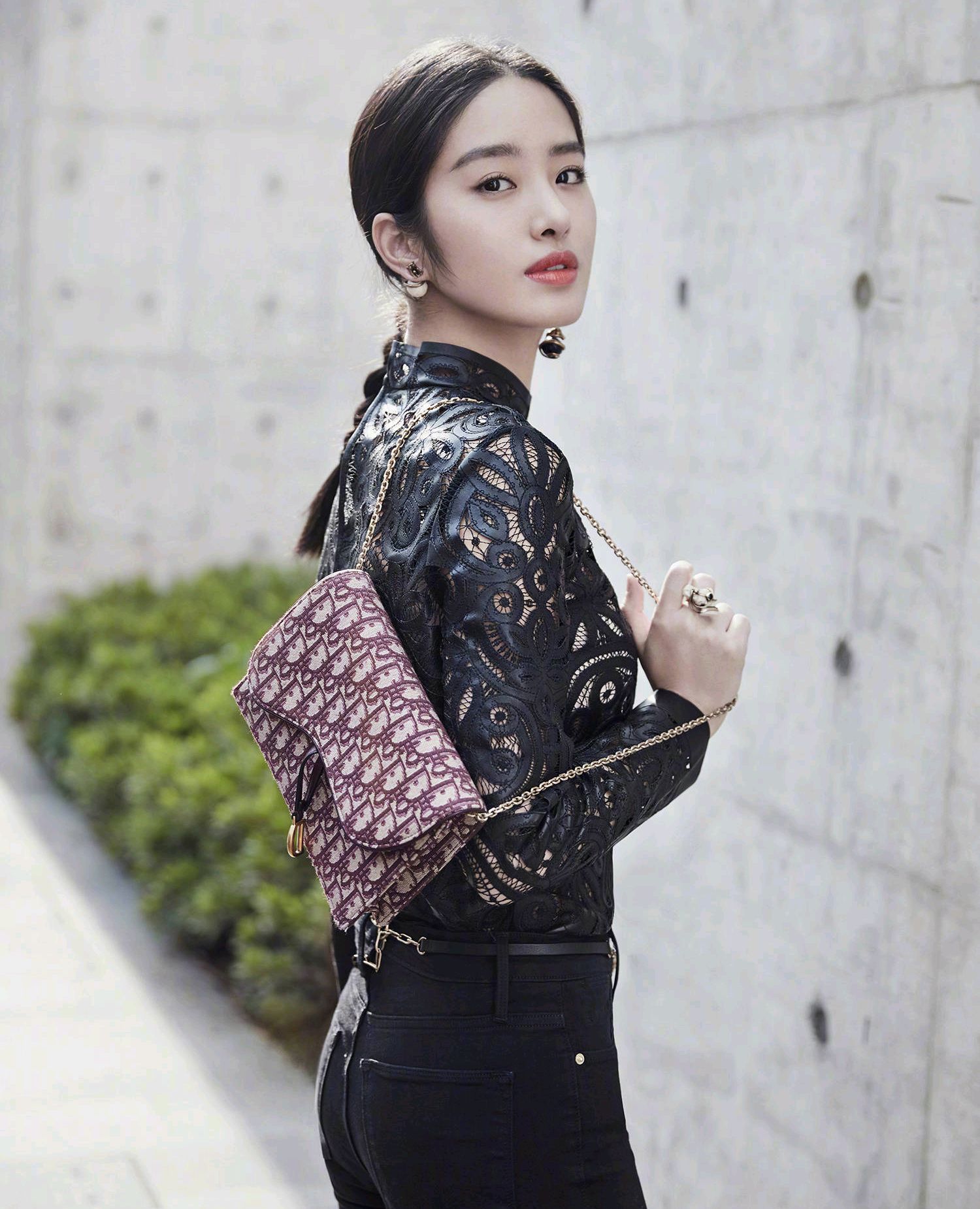 杨采钰时尚大片,她的回眸一笑仿佛看到了刘亦菲的影子