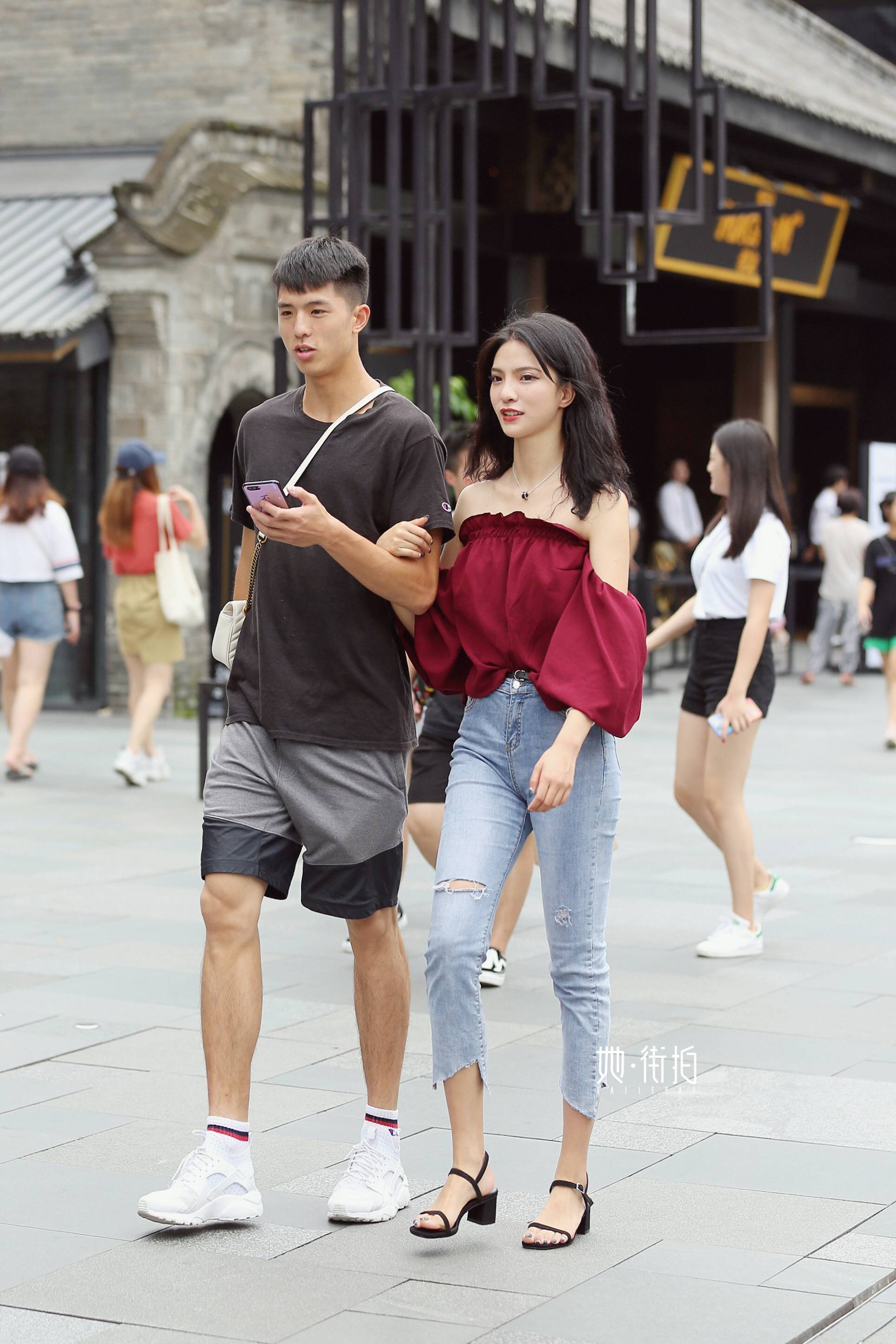 一起撑伞走在街上的情侣组合,给人干净又很甜蜜的感觉,小姐姐的大长腿