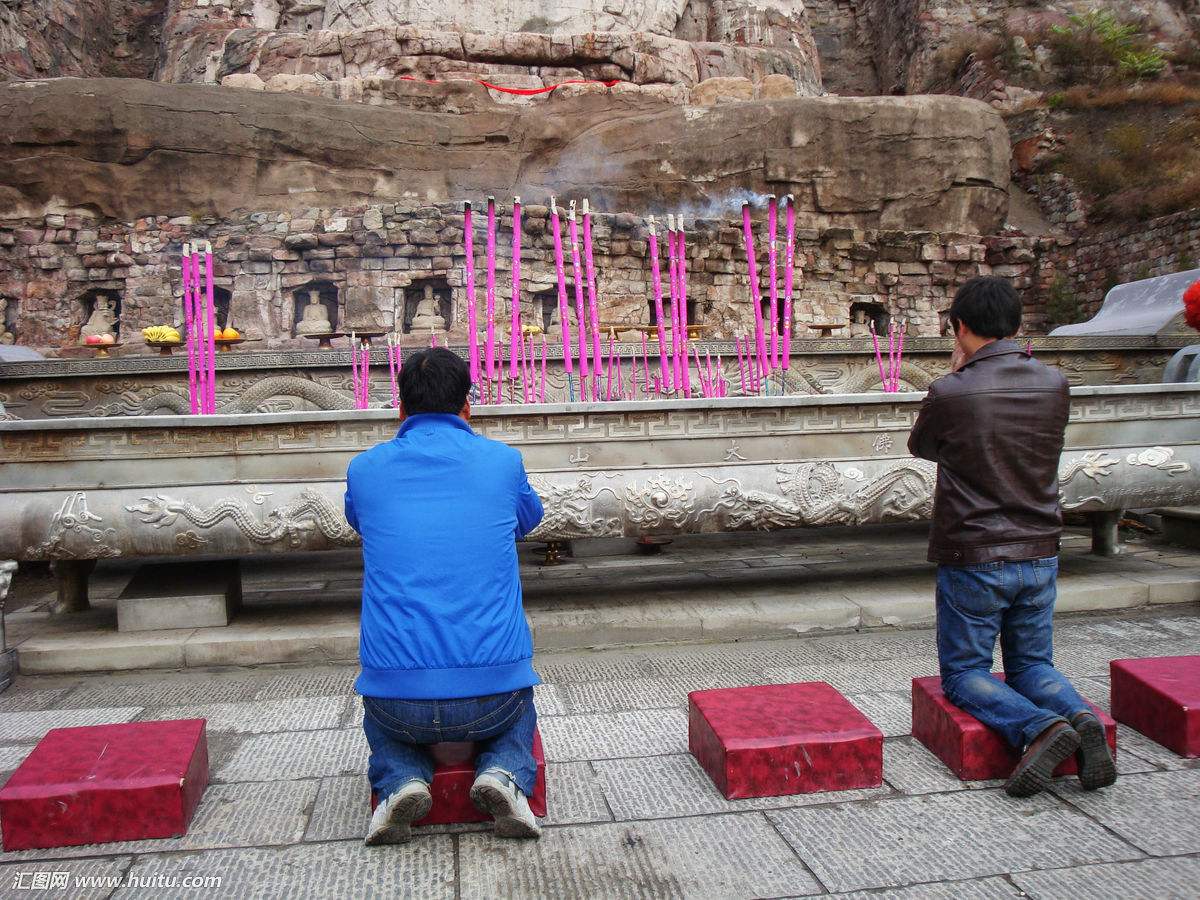 求神拜佛,真有用吗?读《佛与香客》,看清真相!