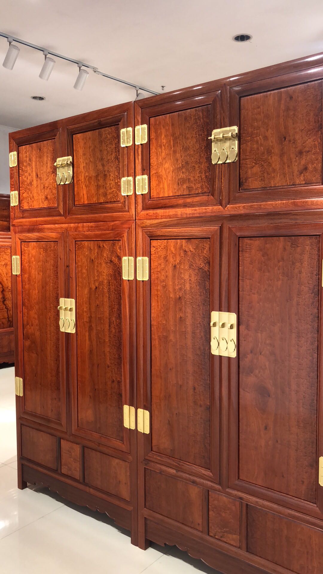 绝对收藏级别的极品纹路缅甸花梨木顶箱柜