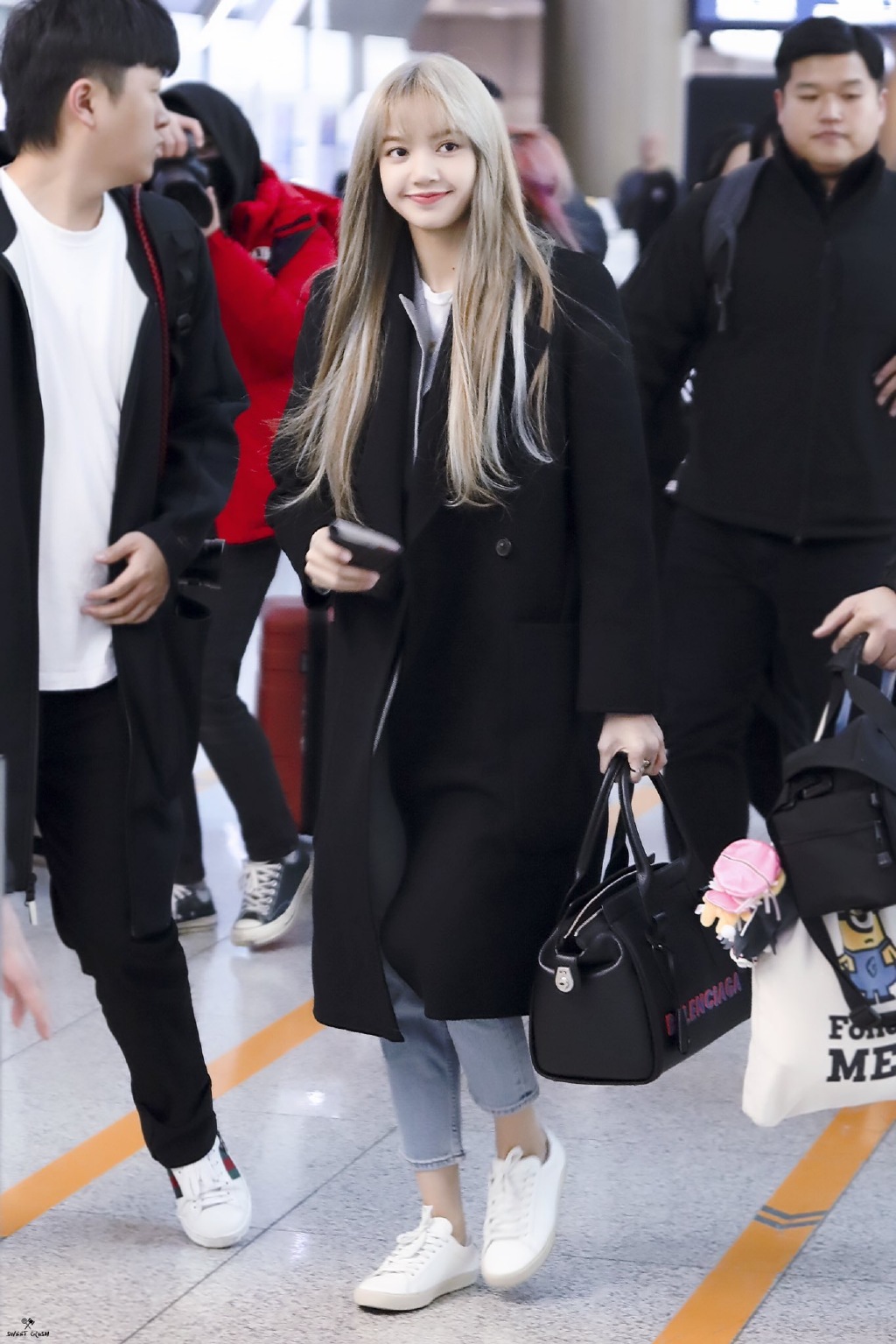 韩国女团blackpink成员lisa现身机场:笑容灿烂呆萌,宛如洋娃娃