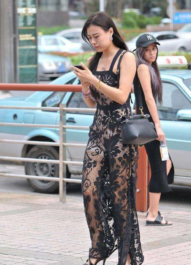 街拍:时尚少妇,粉色连体裤勾勒出优美的曲线,看起来十分养眼