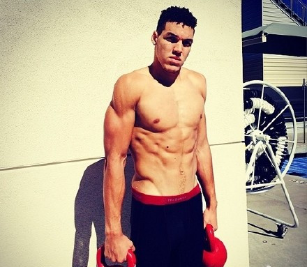 戈登训练照大秀"巧克力"腹肌,这身肌肉不配个大合同可惜了