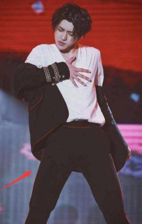 离开ps的蔡徐坤再穿紧身裤,网友:腿成亮点,真的只有110斤吗?