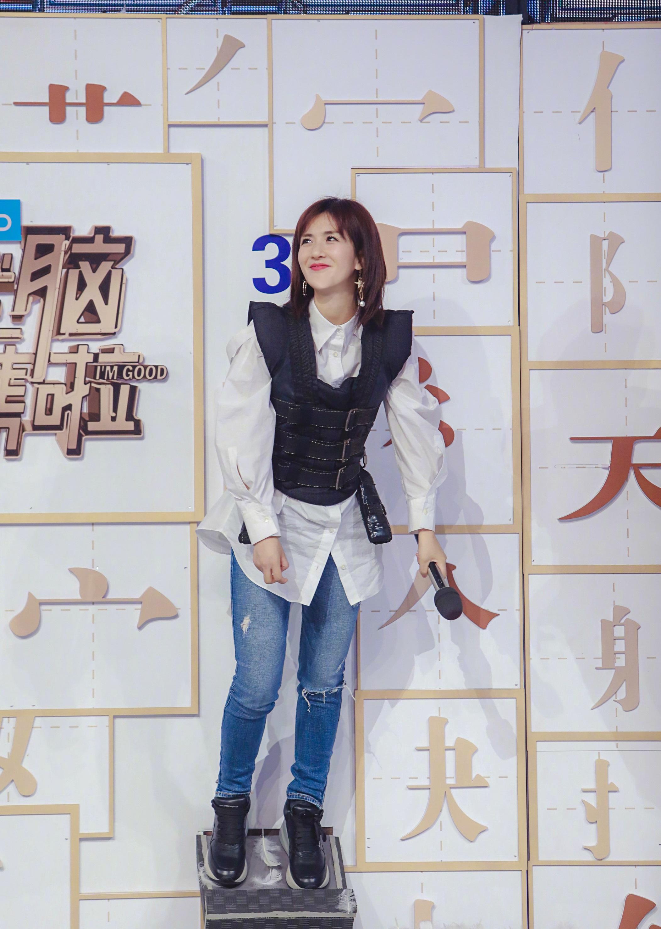 被谢娜美到了,《快本》里短发搭配白衬衣嫩成少女,感觉只有20岁