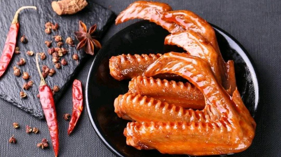 卤鸭翅的家庭做法,学会了还去卤菜店?12元买2斤回家吃得不要太爽