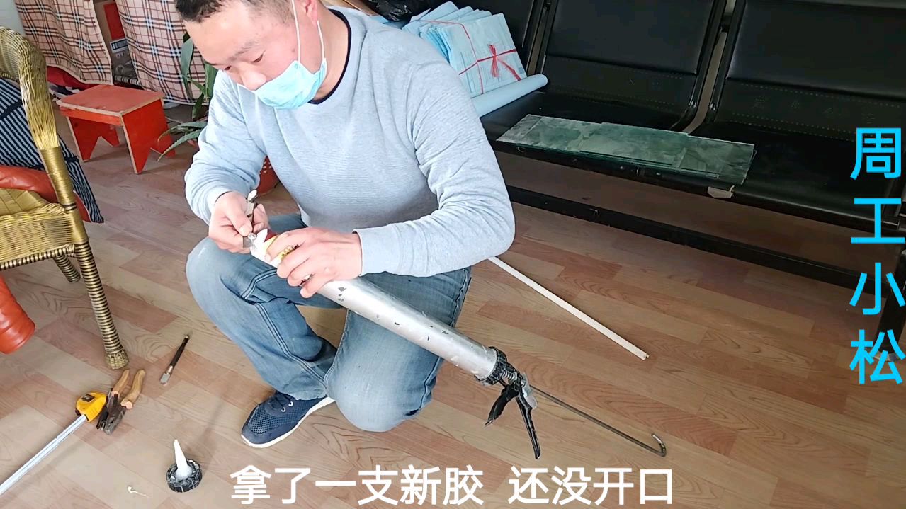 小伙找了几块玻璃做鱼缸,打胶过程突然发生了什么只能无奈停下来