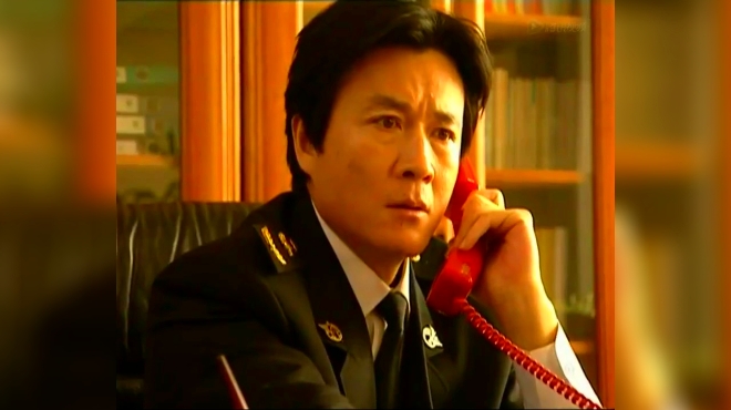 黑势力团伙老大枪指缉私队长,逼其答应他条件!