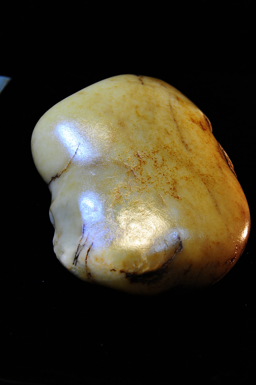 和田玉洒金皮是一种特殊的玉石表面现象.