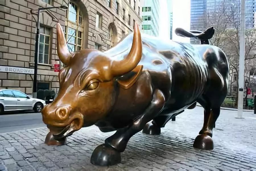 华尔街铜牛被砸!美股牛市象征开裂,网友担心:美股10年牛市要终结?