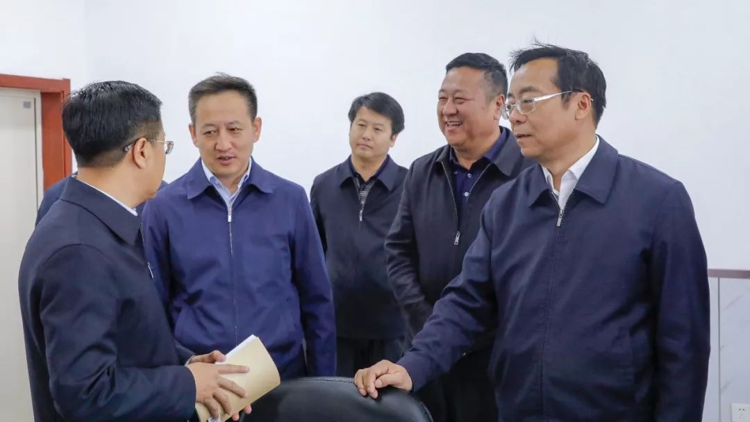 于新芳在东胜调研教育工作