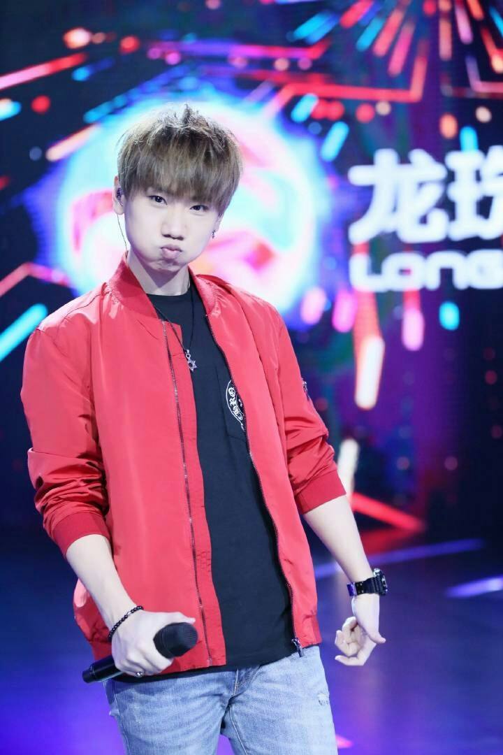 汪苏泷对女性尊重难能可贵,和靳梦佳当众热吻,也没去女方家过夜