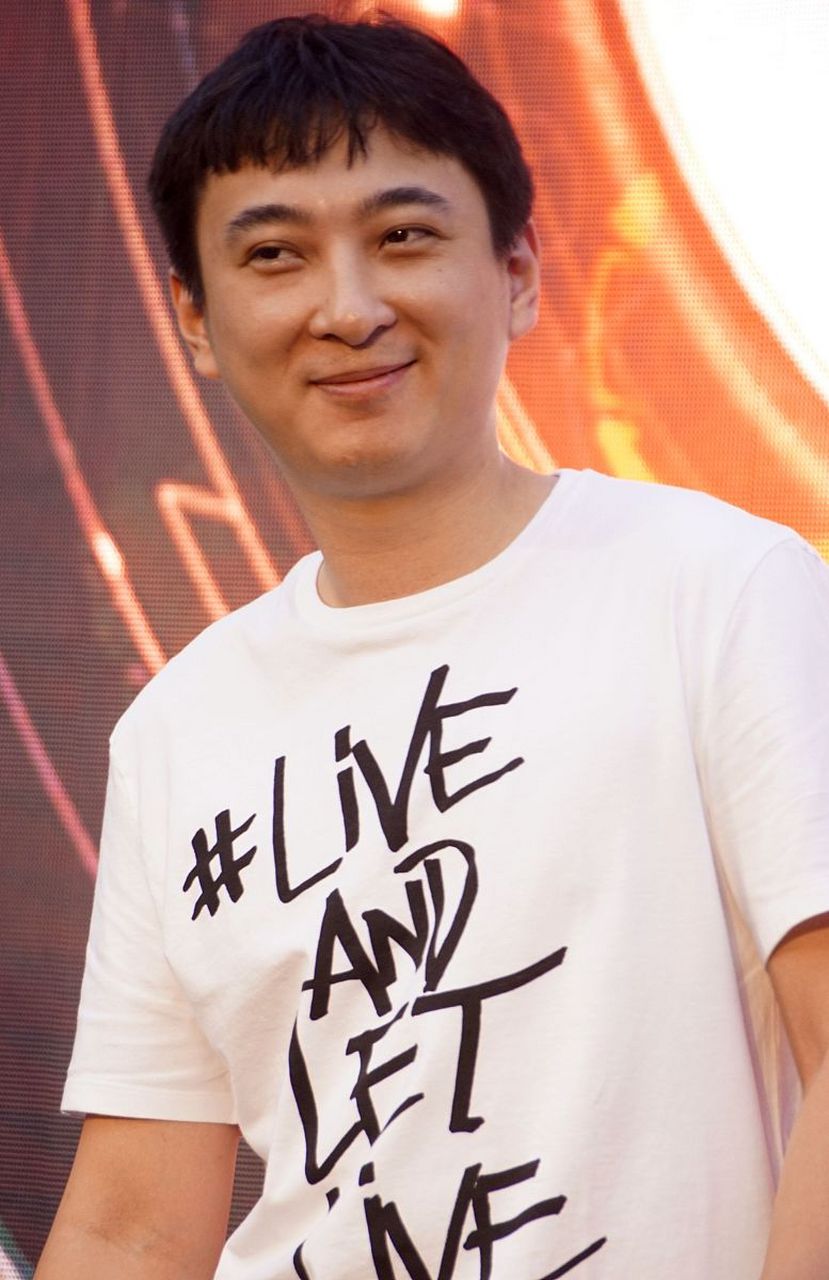 八卦博主爆料称万达太子王思聪在家抱娃疑似升级当爸爸!#王思聪#