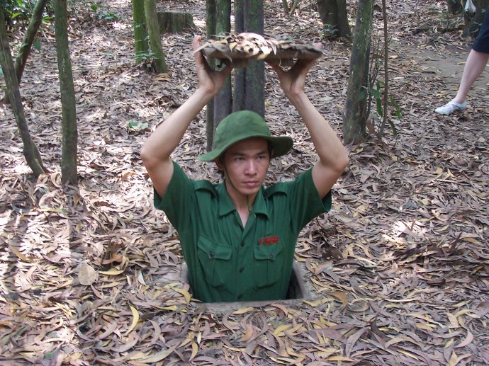 越南地道战遗址:小洞口底下曾是"繁华世界",如今成旅游景点