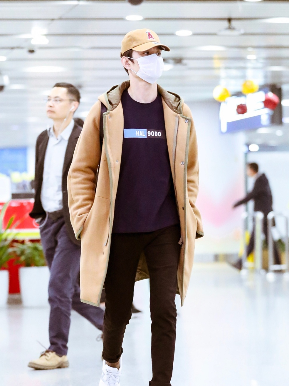王凯现身机场,穿驼色大衣还戴鸭舌帽,嫩出少年感!