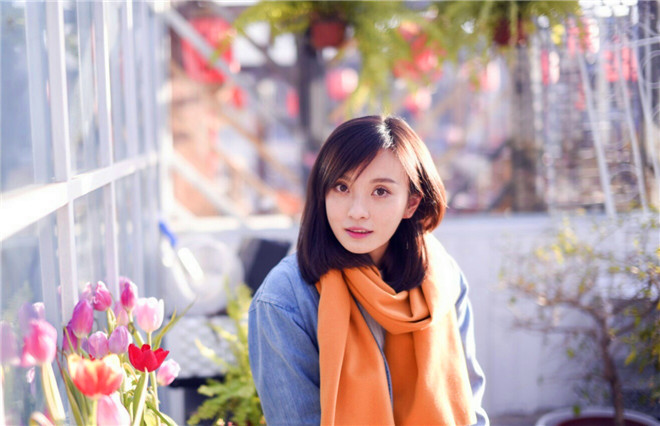 她在《虎刺红》里扮演了一位陆通达的女儿,在现实中清新亮丽!