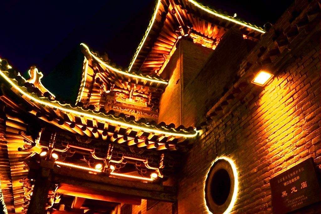 在麒麟农家乐饭店看对面的碛口古镇的美丽夜景