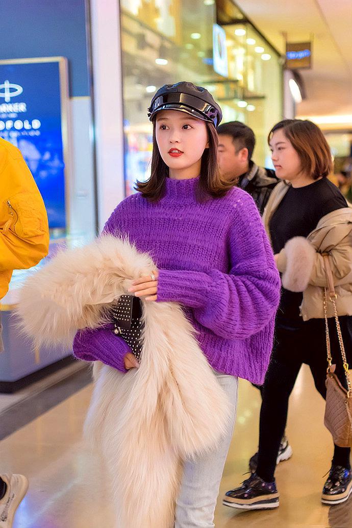 街拍:紫色还是小仙女们穿着最好看,紫色就是画龙点睛的颜色!