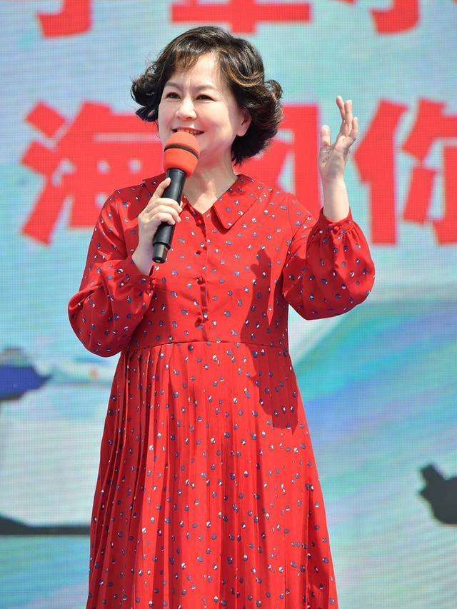 发福的鞠萍姐姐依然和蔼可亲,小时候有她,才是完整的童年