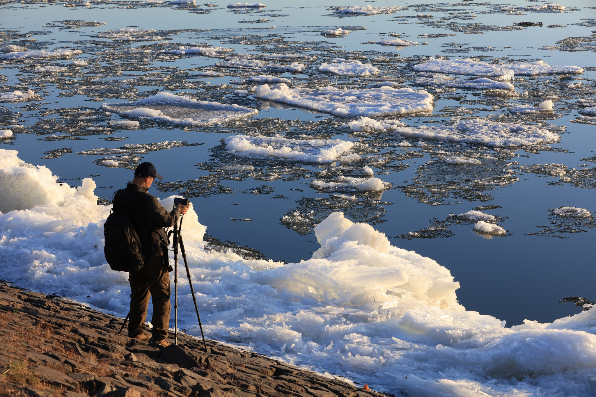 黑龙江呼玛段跑冰排景象壮观  吸引游客