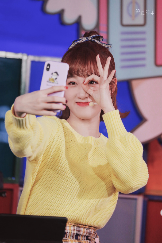李子璇穿毛衣亮相节目《见面吧电台》线下活动,自拍卖萌好可爱