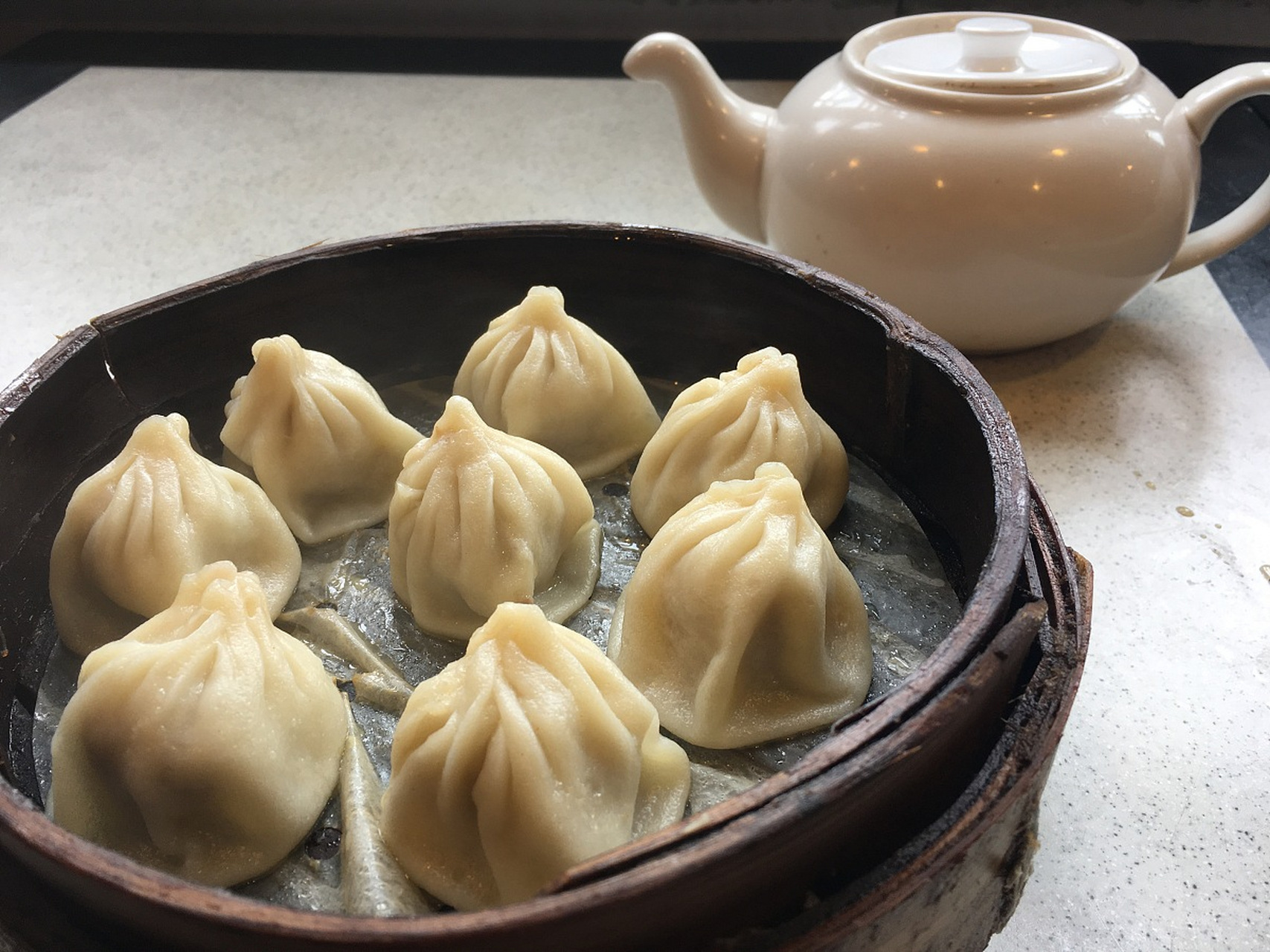 初到南京,我便听闻龙袍蟹黄汤包的大名.