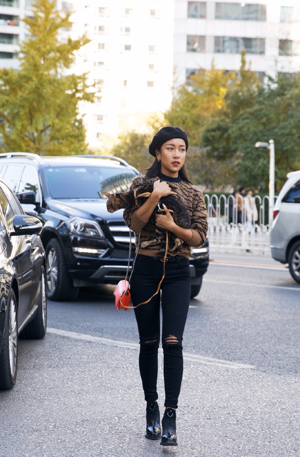 小黑妹吉克隽逸街拍回顾,玩偶手袋青春可爱,而这条裤子却是标配