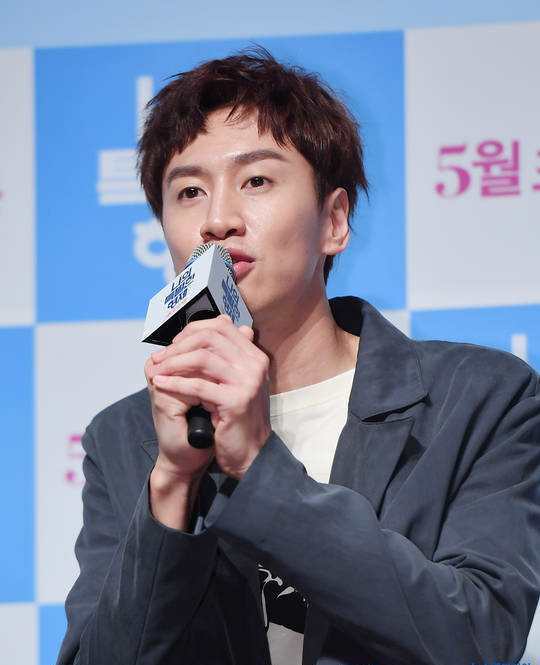 李光洙出席新片发布会现场图.