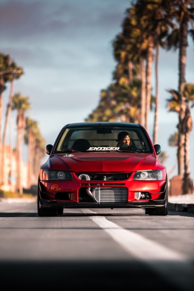 红色枪骑兵-三菱evo 8,这造型简直酷毙了