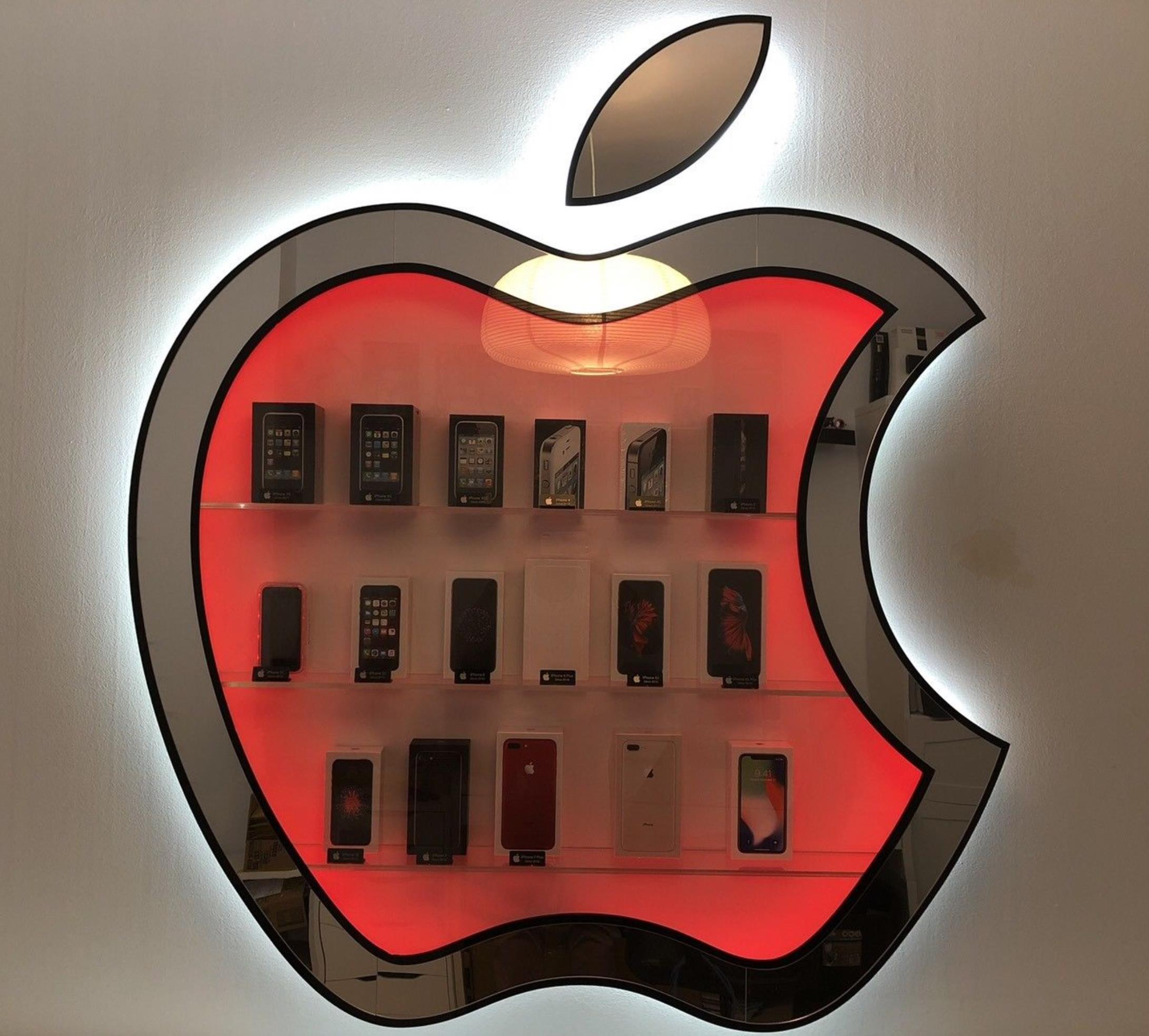 他買下2018年前出的每一代iphone,卻從未開封過!