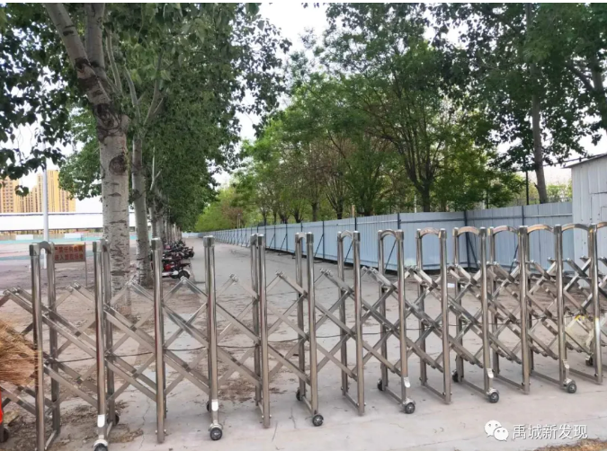 禹城三中体育场已搭建好施工现场围栏