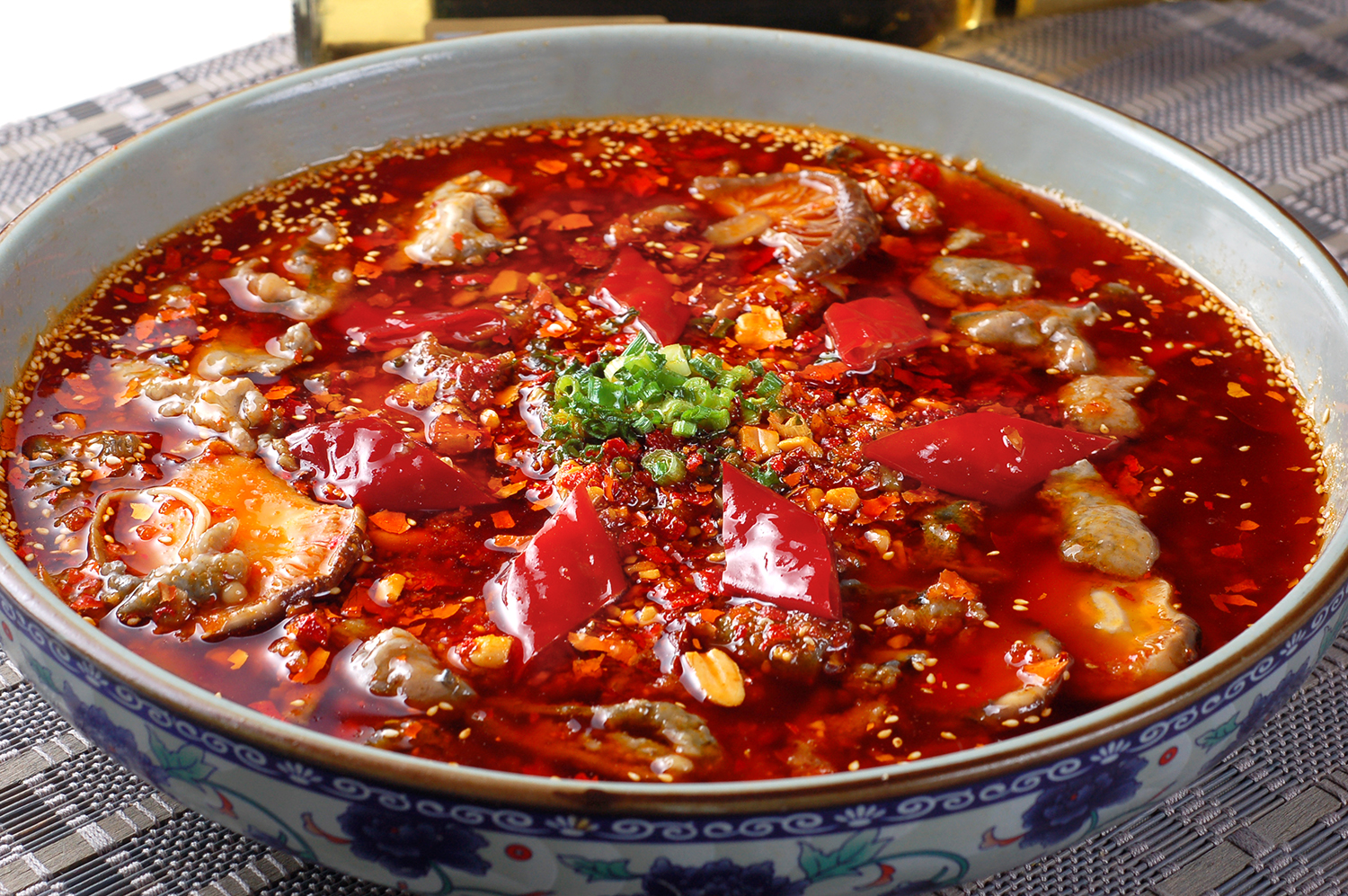 每天推荐不一样的六道美味佳肴:六道美味香醇的美食,泉水鸡