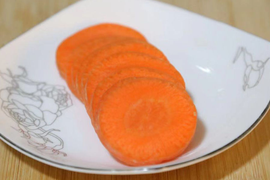 胡萝卜半根,切片