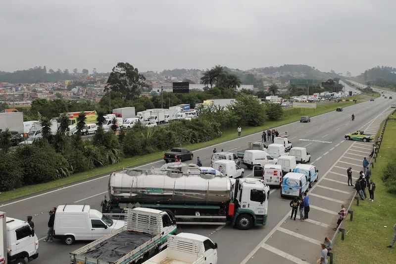 巴西卡车驾驶员大罢工,政府接受三大要求