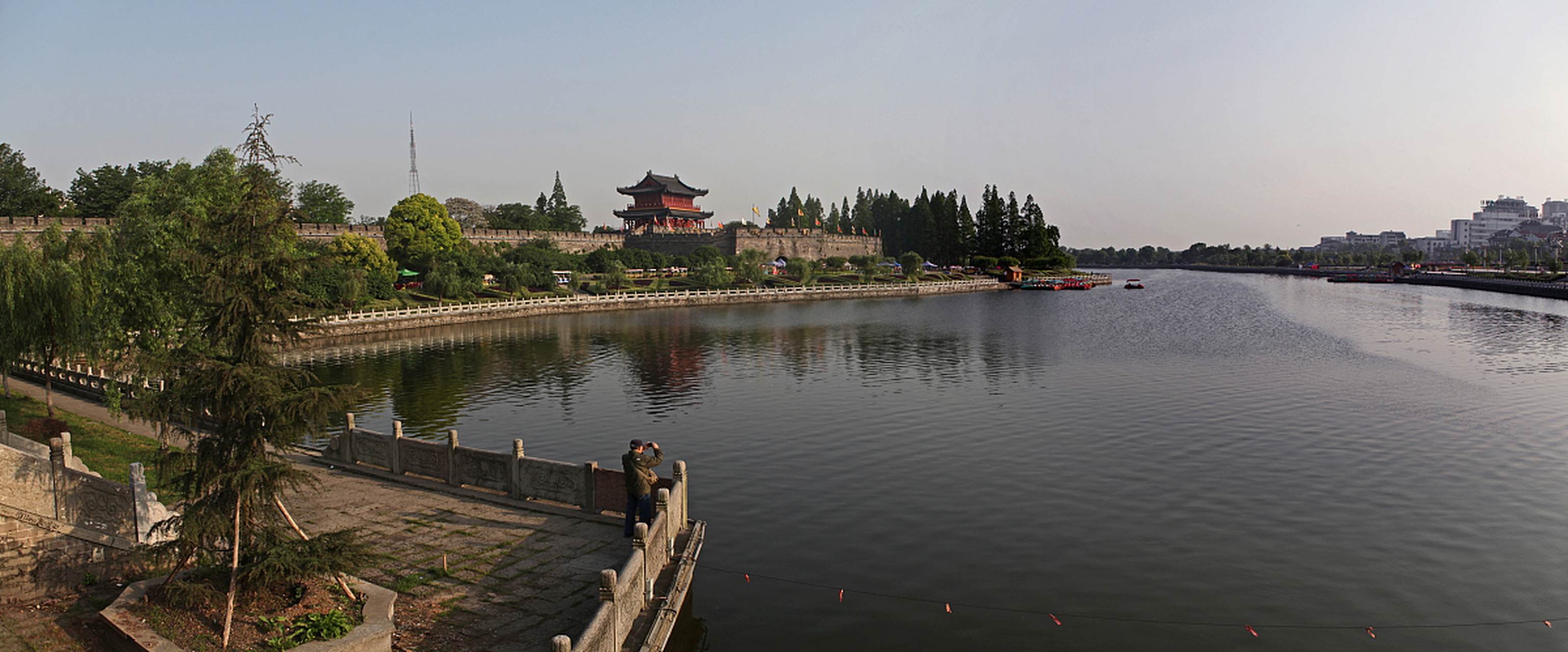 在湖北荆州市城区北郊5公里处,有一大片荒无人烟的区域,别看此地现在