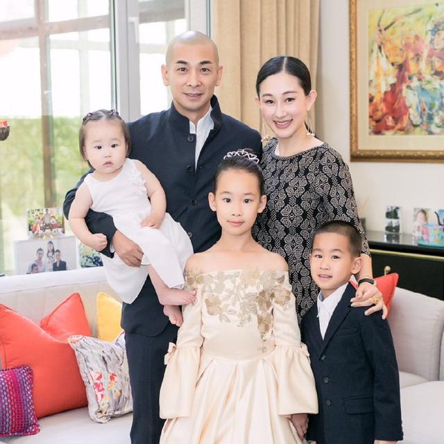 张丹露发孩子玩耍照片艾特丈夫,赵文卓转发并配文"平安是福"