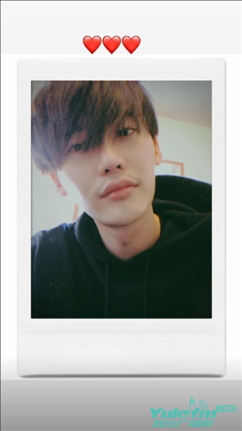 不小心捕捉到了一个越来越熟练ins的李钟硕