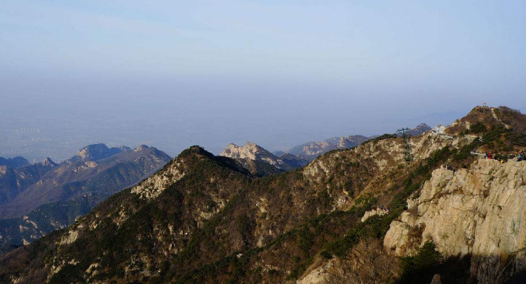 泰山对松亭因山得名,也可称为对松山,是泰山著名景观