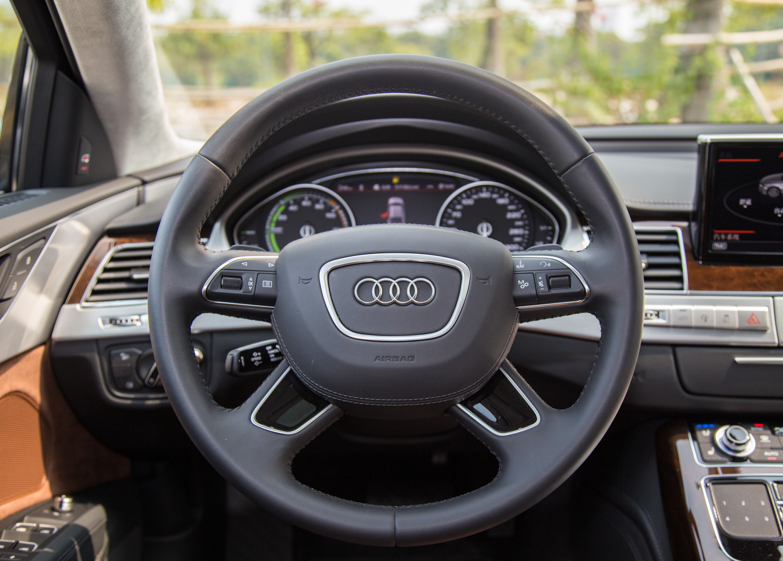 奥迪a8新能源的品读与分析