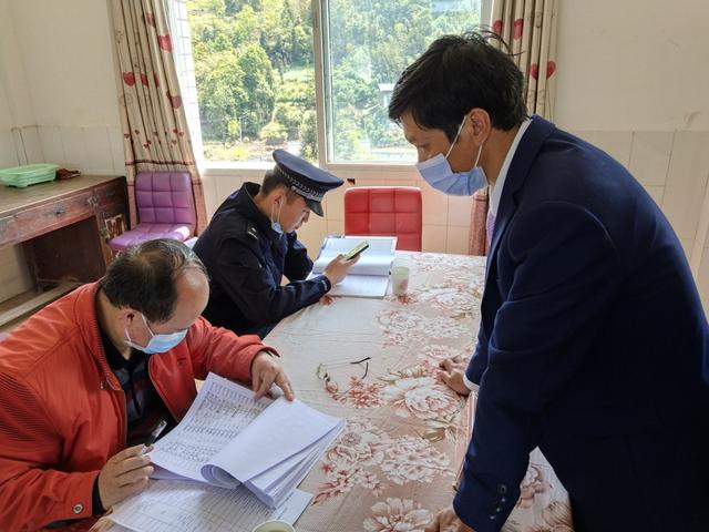 叙州区教体局副局长王锡宏一行到商州镇晒金小学进行开学复课工作评估