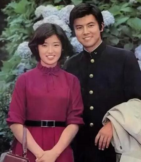 59岁山口百惠一家近照,老公和她尽显老态,两个儿子颜值很高!