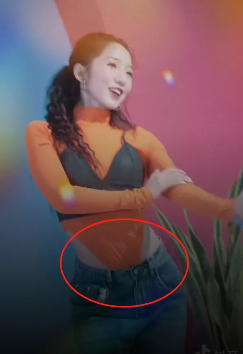 孟美岐真敢穿!网友却疑惑她是怎么穿上去的?